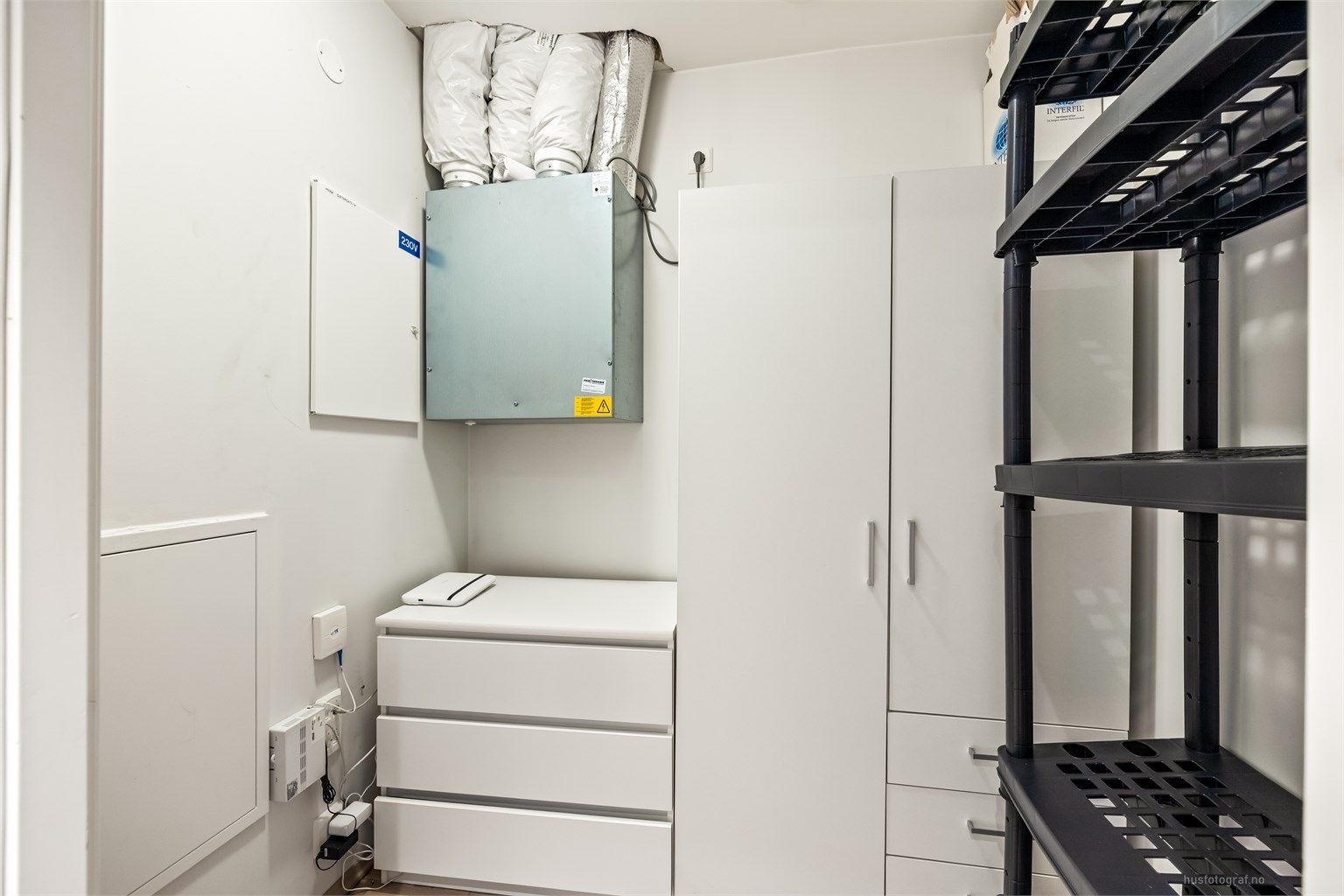 Praktisk innvendig bod med garderobeskap.