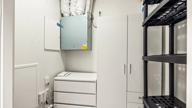 Praktisk innvendig bod med garderobeskap.