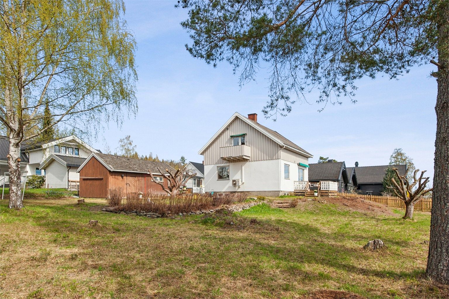 Flott og romslig tomt på litt over ett mål med mange muligheter.