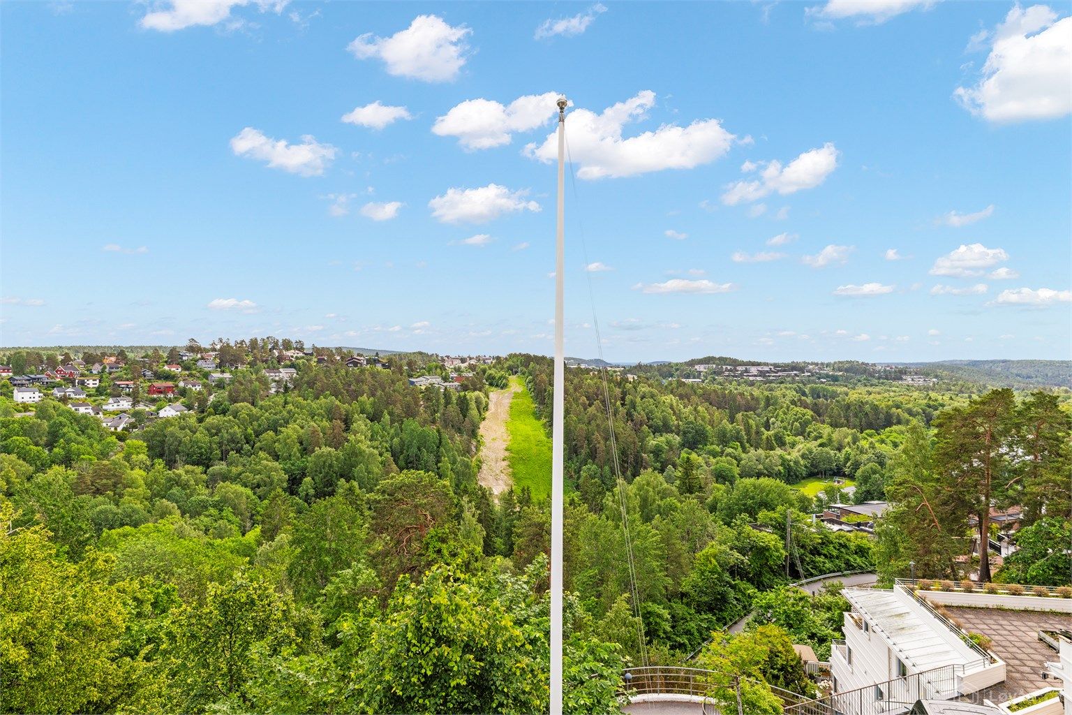 Fra eiendommen er det utsikt til Sloreåsen alpinbakke og de omkringliggende grøntområdene.