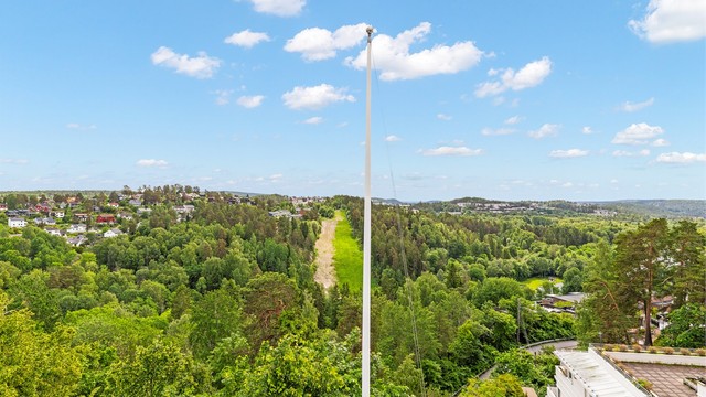 Fra eiendommen er det utsikt til Sloreåsen alpinbakke og de omkringliggende grøntområdene.