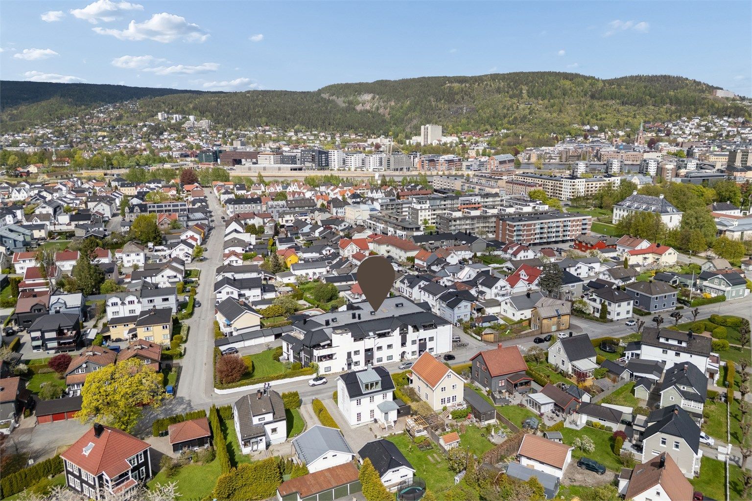 Nærmeste matbutikk er bare noen få minutters gange unna, og på Strømsø finner du apotek, vinmonopol og andre servicetilbud.
