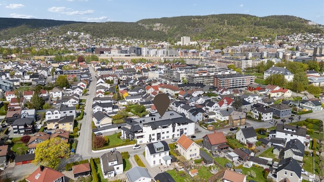 Nærmeste matbutikk er bare noen få minutters gange unna, og på Strømsø finner du apotek, vinmonopol og andre servicetilbud.