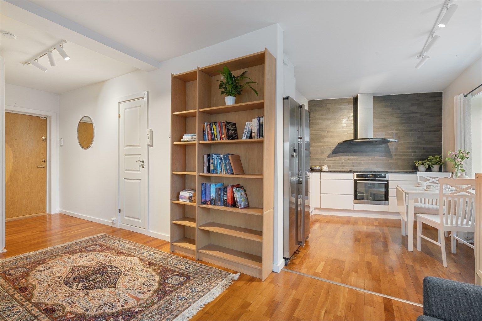 Det sosiale allrommet binder sammen stue og kjøkken, og utgjør hjertet i denne 62 m² store leiligheten.