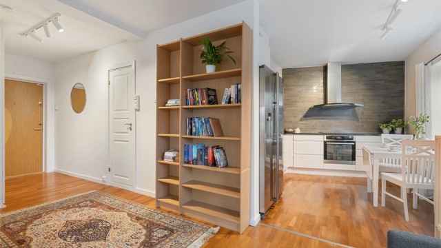 Det sosiale allrommet binder sammen stue og kjøkken, og utgjør hjertet i denne 62 m² store leiligheten.