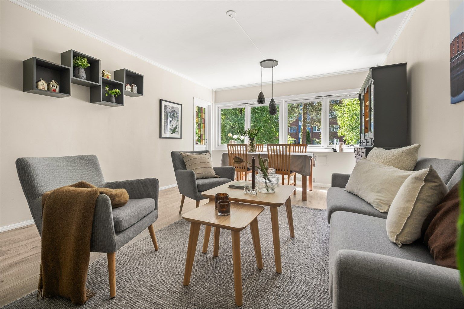 Fyring via radiatorer og varmtvann er inkludert i felleskostnadene, noe som gir forutsigbare boutgifter.