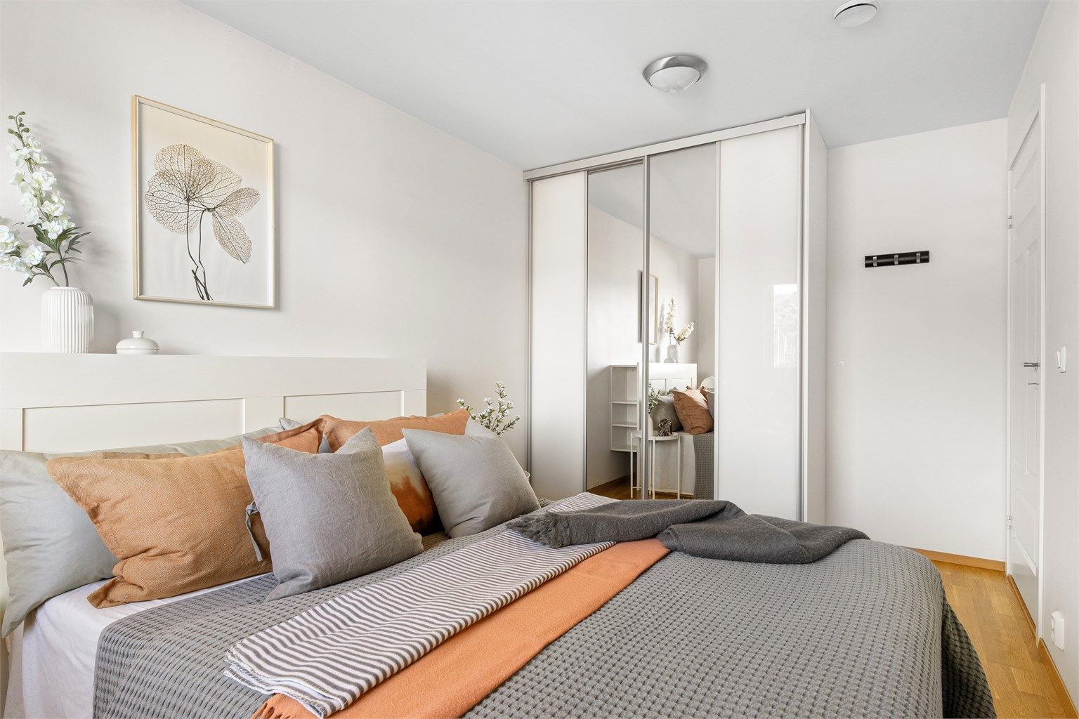 Praktisk skyvedørsgarderobe.