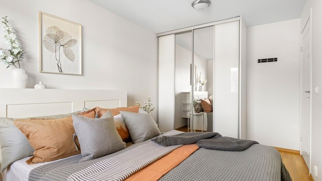 Praktisk skyvedørsgarderobe.