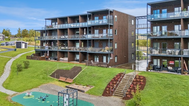 Boligen ligger meget solrikt og luftig til i et nyetablert boligområdet i Nydal, Furnes, midt mellom Hamar og Brumunddal.
