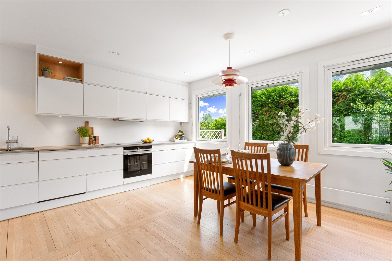 Kjøkkenet har slette og profilerte fronter, samt laminert benkeplate med planlimt oppvaskkum i rustfritt stål og ettgreps armatur med uttrekk