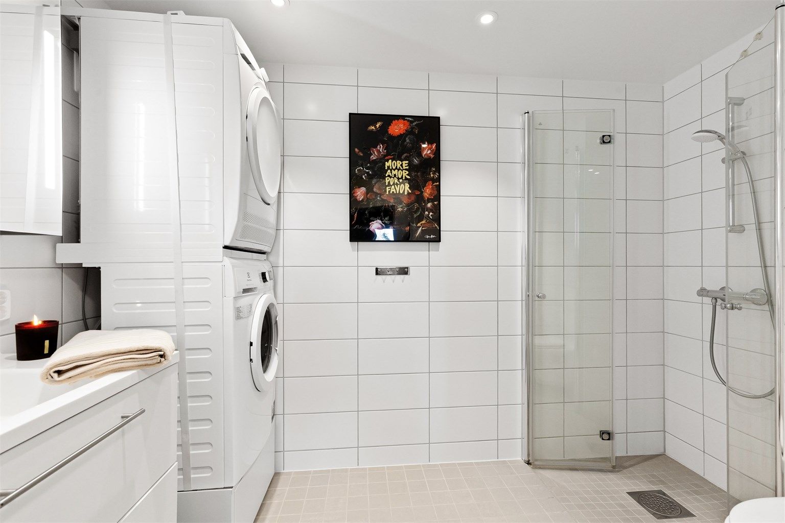 Moderne og romslig baderom med flislagt gulv med varme, downlights og opplegg for vaskemaskin. Varmtvann er inkludert i felleskostnadene.