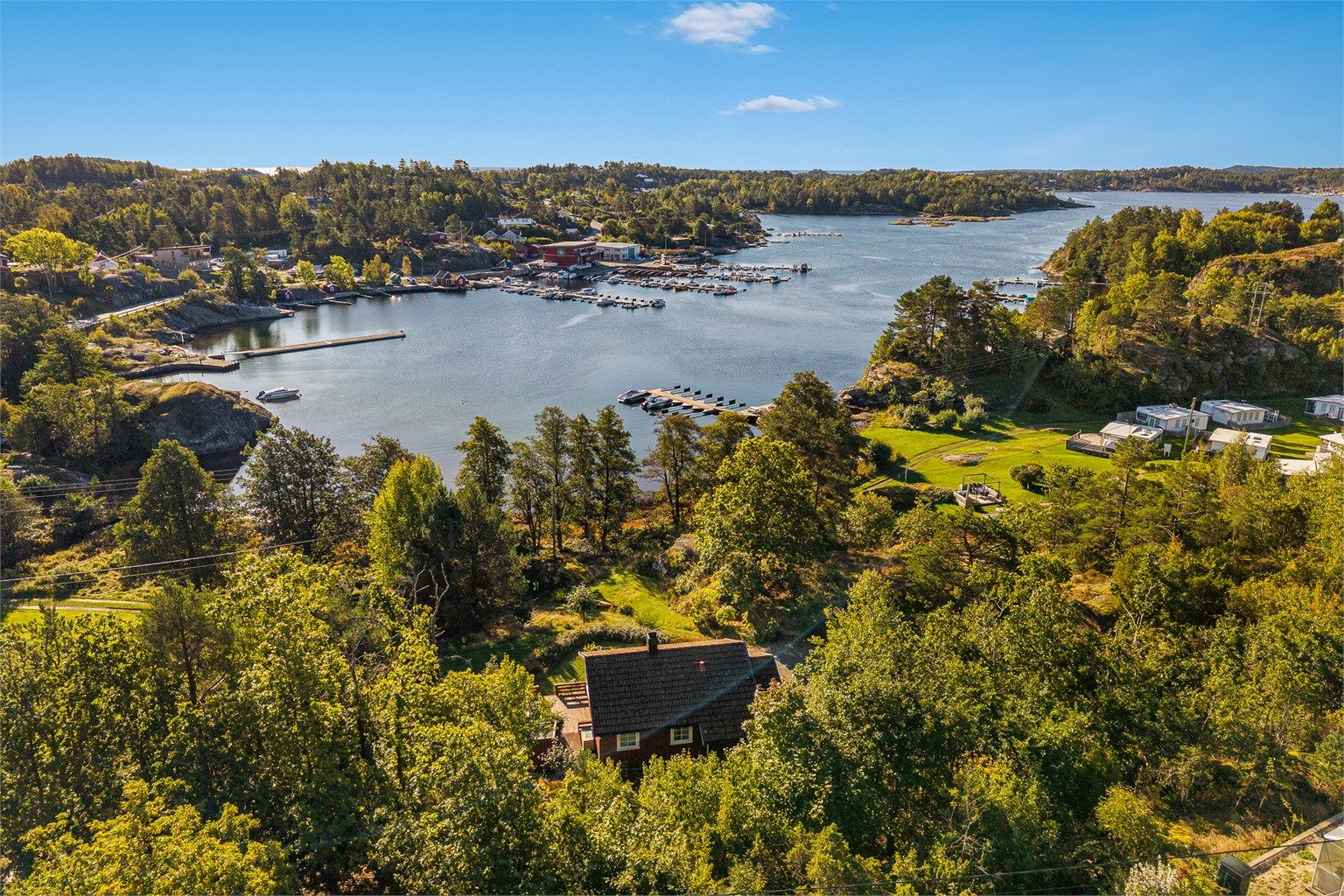 Skjærgården i området er variert og vakker med Tonerleia på utsiden av Melbyfjorden, eller mer skjermet farvann inne i Trosbyfjorden. Korte båtturer til sommersteder som Valle, Kragerø og Langesund.