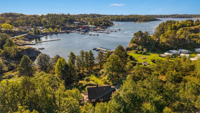 Skjærgården i området er variert og vakker med Tonerleia på utsiden av Melbyfjorden, eller mer skjermet farvann inne i Trosbyfjorden. Korte båtturer til sommersteder som Valle, Kragerø og Langesund.