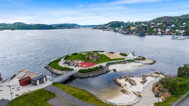 Løkholmen badeplass ligger i umiddelbar nærhet, med sandstrand og svaberg.