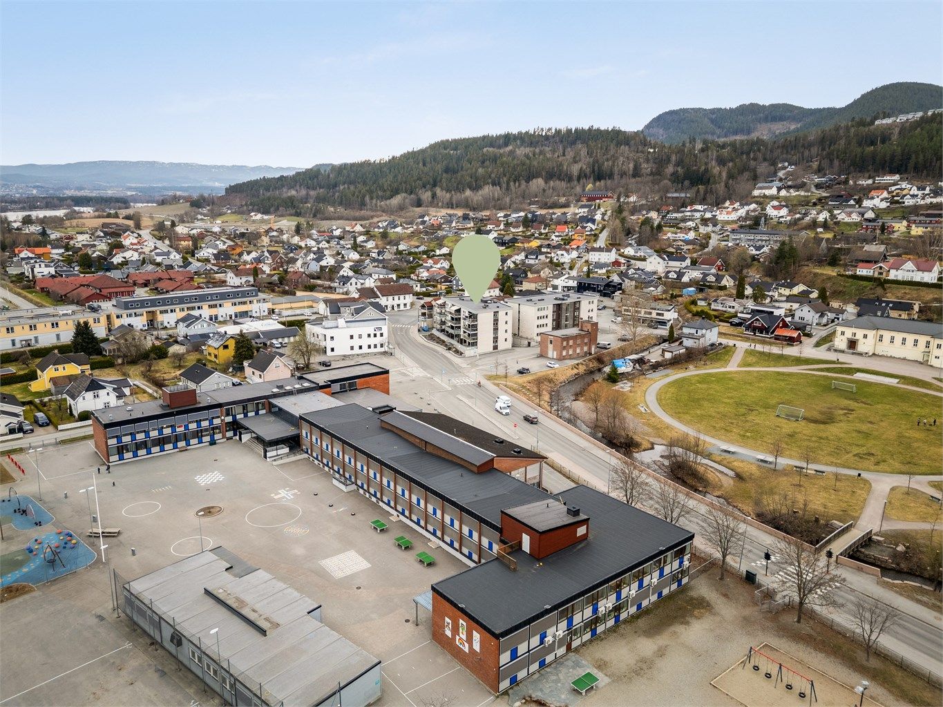 Ca. 5 min kjørestavstand til Mjøndalen togstasjon med gode togforbindelser mot Kongsberg, Drammen og Oslo.