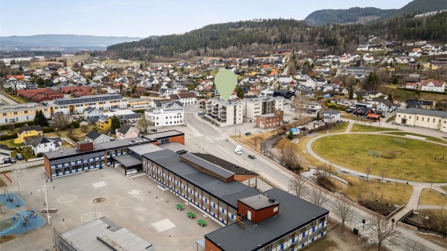Ca. 5 min kjørestavstand til Mjøndalen togstasjon med gode togforbindelser mot Kongsberg, Drammen og Oslo.