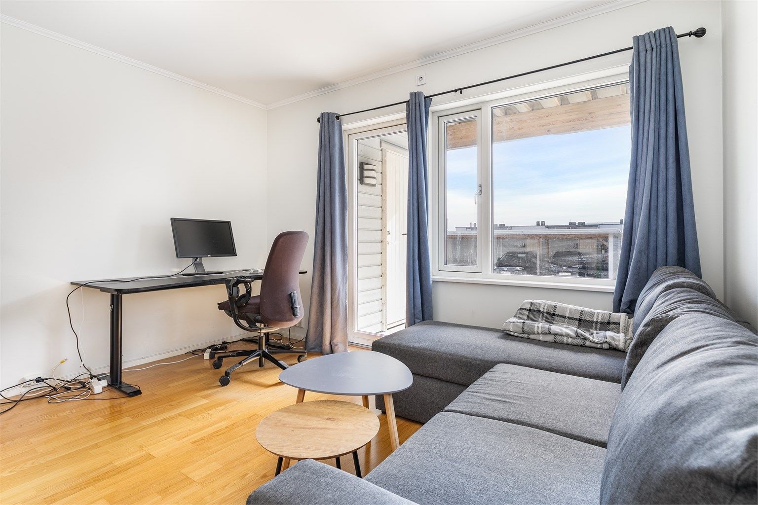 Vegger og himlinger har glatte flater det er lett å male over om du vil gjøre egne fargevalg. Gulvene er utenom entreen og badet av tre-stavs eikeparkett.