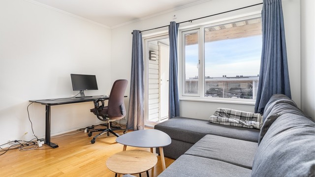 Vegger og himlinger har glatte flater det er lett å male over om du vil gjøre egne fargevalg. Gulvene er utenom entreen og badet av tre-stavs eikeparkett.