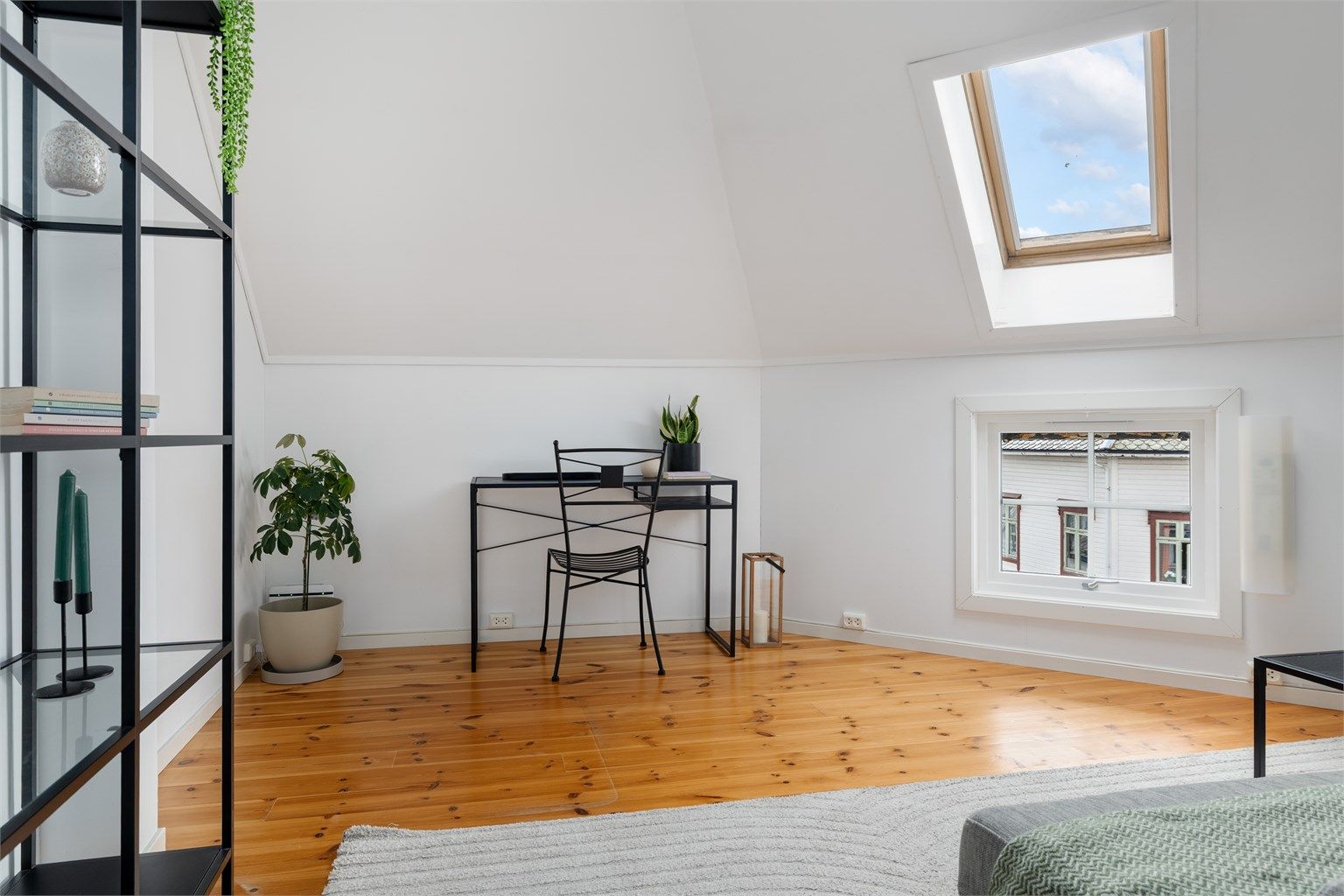 Ut i fra leilighetens størrelse får man en romslig stue på ca 15m² med flere møbleringsalternativer