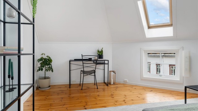 Ut i fra leilighetens størrelse får man en romslig stue på ca 15m² med flere møbleringsalternativer