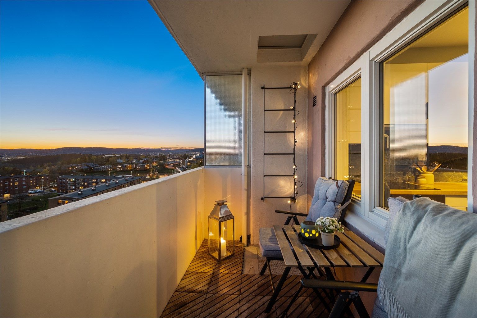 Balkongen på ca. 5 kvm har plass til sittegruppe og byr på fine forhold for både morgenkaffe og rolige sommerkvelder.
Foto: Martine Eren Jacobsen.