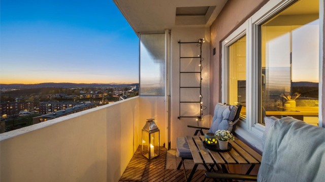 Balkongen på ca. 5 kvm har plass til sittegruppe og byr på fine forhold for både morgenkaffe og rolige sommerkvelder.
Foto: Martine Eren Jacobsen.