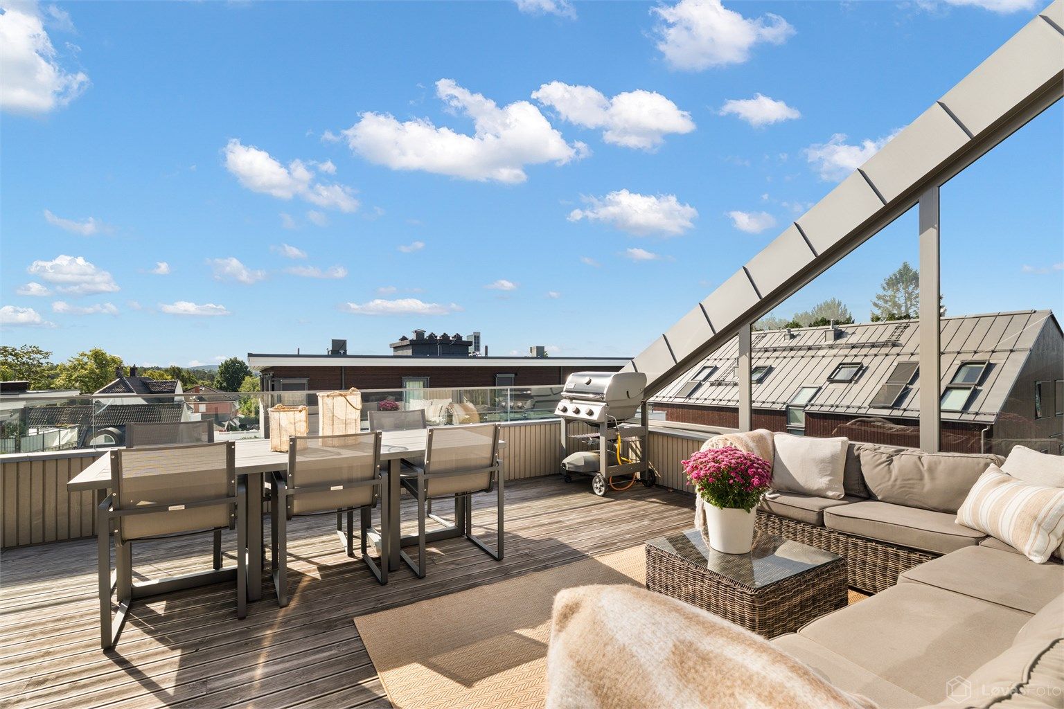 Fra oppholdsrommet er det utgang til en sydvestvendt takterrasse på ca. 27 m². Dette er et flott uteområde med gode solforhold fra formiddag til kveld, og som fungerer som en naturlig forlengelse av oppholdsrommet innenfor. 