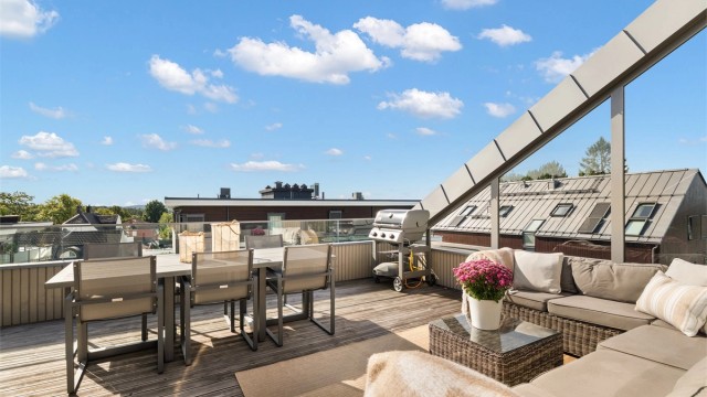 Fra oppholdsrommet er det utgang til en sydvestvendt takterrasse på ca. 27 m². Dette er et flott uteområde med gode solforhold fra formiddag til kveld, og som fungerer som en naturlig forlengelse av oppholdsrommet innenfor.