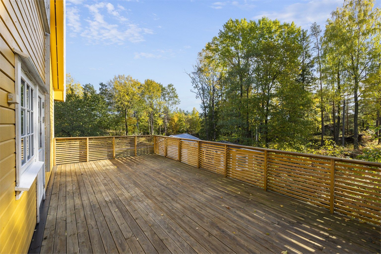 Den usjenerte treterrassen har god plass til både spisebord og loungesett.