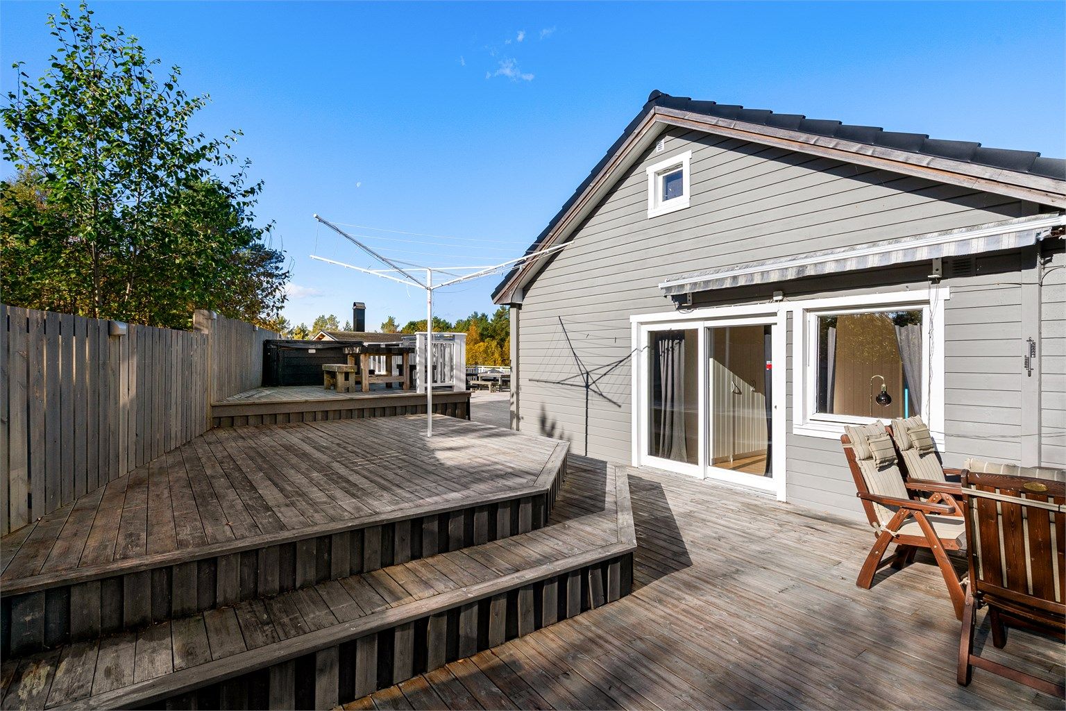 Terrasse i trekonstruksjon bygget i flere nivåer med adkomst fra soverom.