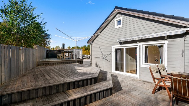 Terrasse i trekonstruksjon bygget i flere nivåer med adkomst fra soverom.