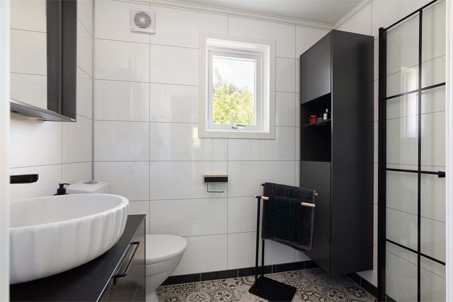 Badet ble i 2019 pusset opp med nye gulvfliser, våtromspanel på vegger, nytt toalett og dusjhjørne samt nye møbler. I gulvet er det varme.