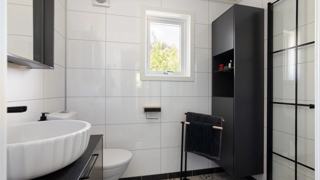 Badet ble i 2019 pusset opp med nye gulvfliser, våtromspanel på vegger, nytt toalett og dusjhjørne samt nye møbler. I gulvet er det varme.