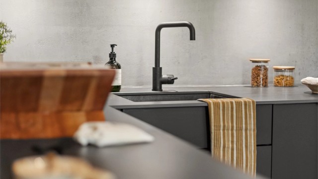 Gjennomtenkte detaljer og kvalitetsmaterialer gjør kjøkkenet både praktisk og innbydende.