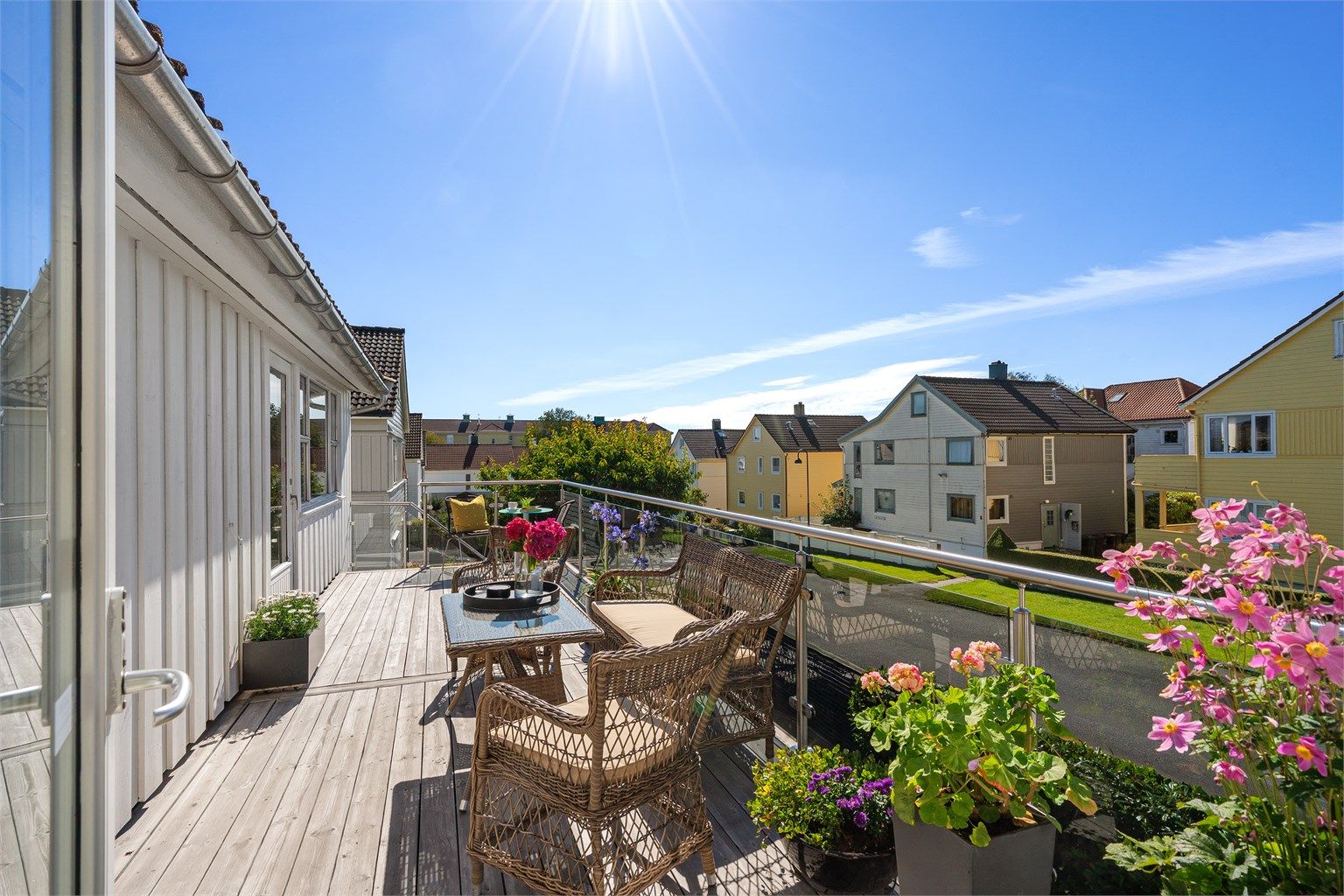 Solrik og fin terrasse som man kommer til fra både stue og kjøkken/spisestue/peisstue. Det er i tillegg trapp ned fra terrassen til hagen. 