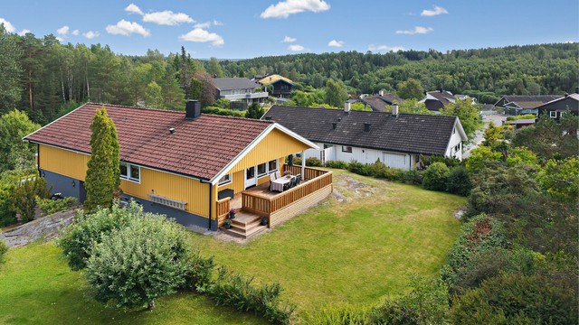 Frittliggende enebolig over to plan med stor tomt, skjermet hage og romslige uteplasser.