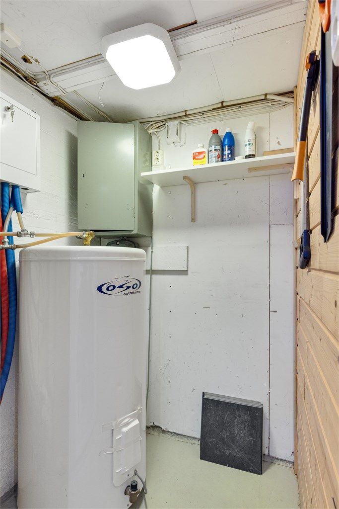 Teknisk rom plasser i underetasjen her finner du både sikringsskapet og varmtvannsberederen 