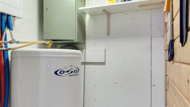 Teknisk rom plasser i underetasjen her finner du både sikringsskapet og varmtvannsberederen