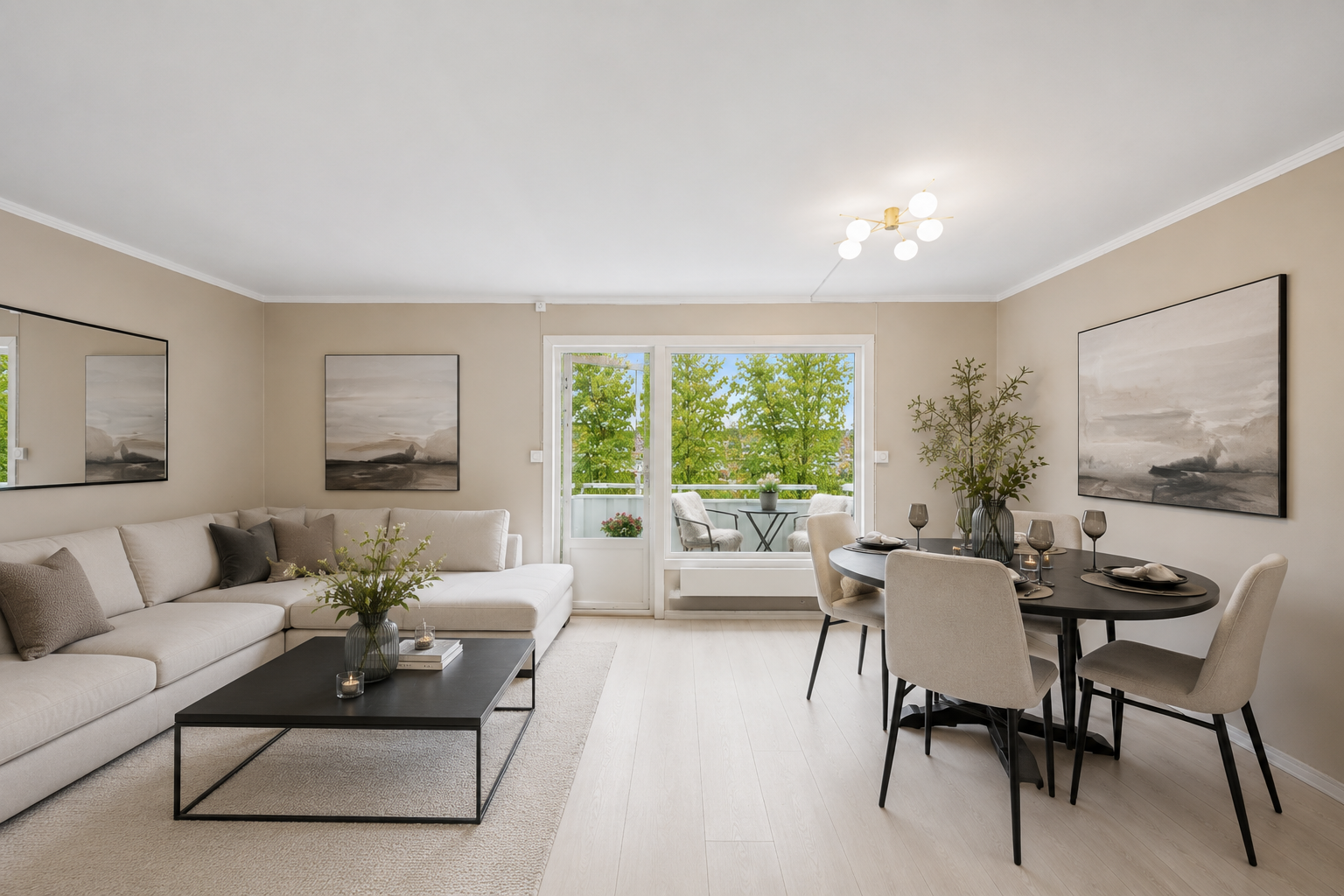Stuen er romslig med utgang til balkongen og god plass til både sofa og spisebord (redigert med AI)