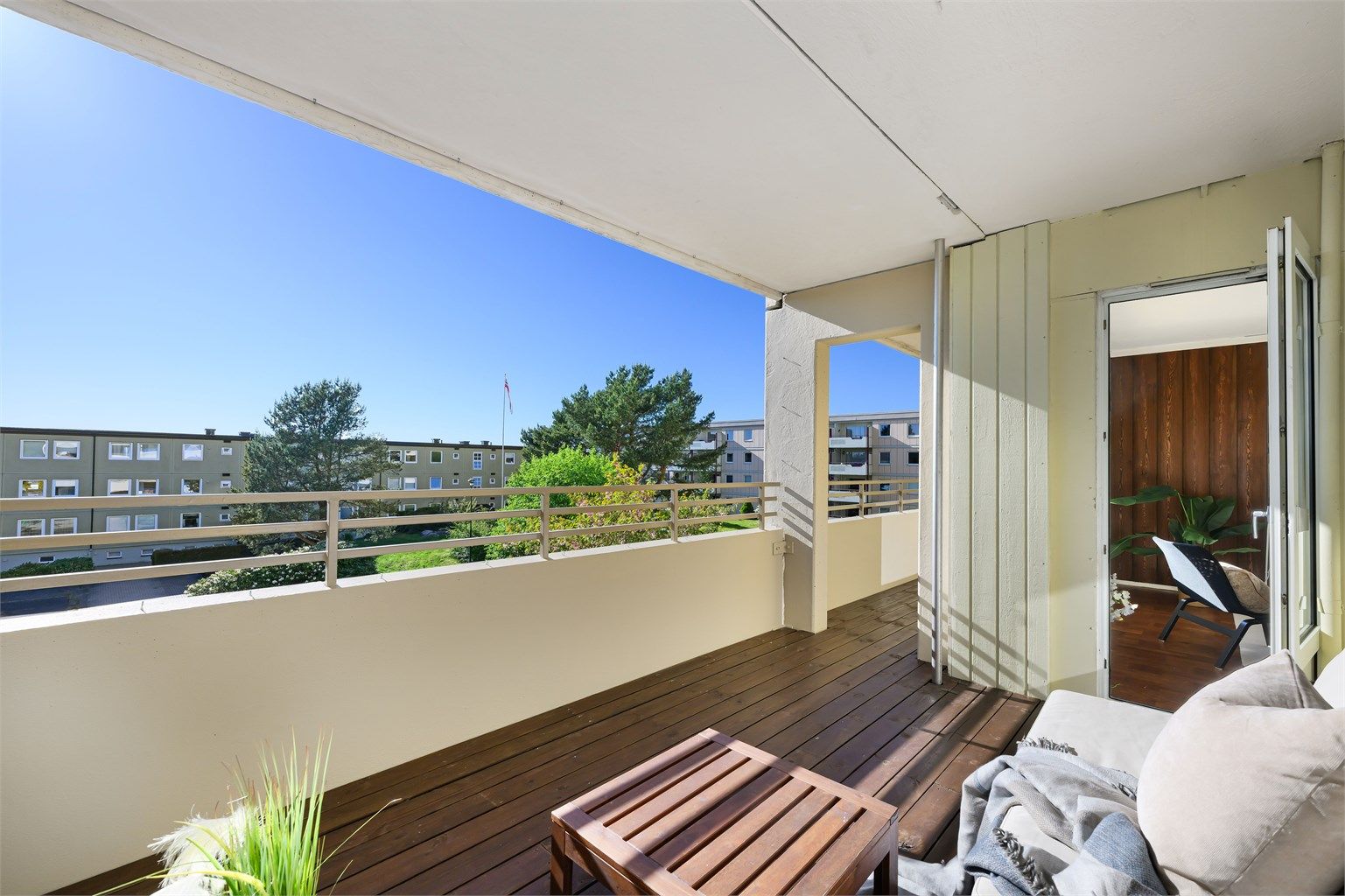 Fra den vestvendte altanen kan man nyte solen fra tidlig ettermiddag til kveld.