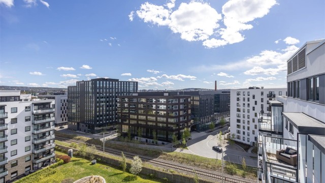 Leiligheten ligger høyt og luftig i 8.etasje med fin utsikt mot byen. Foto: Christian N. Christensen / Christensen Fotolink