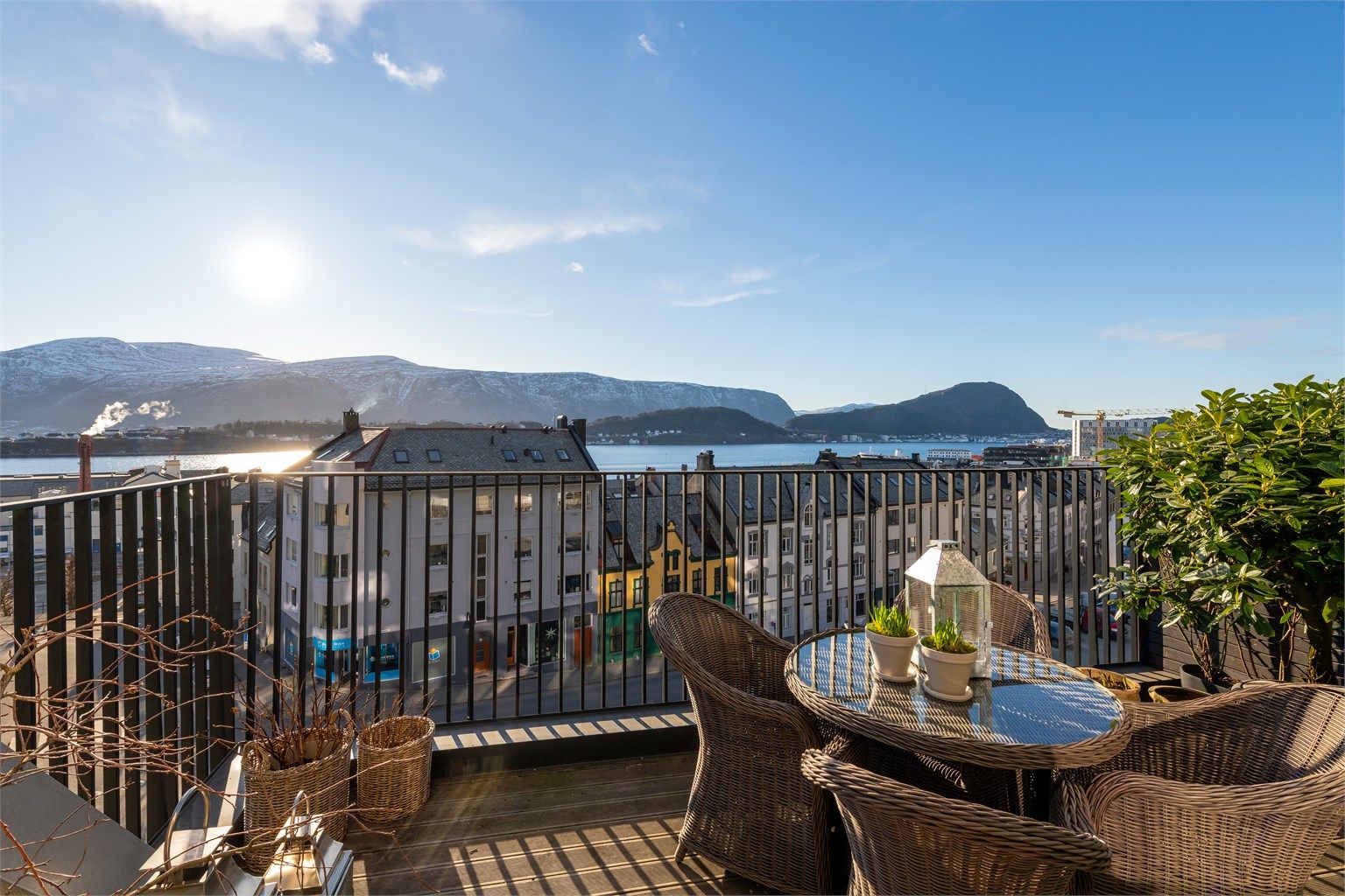 Terrasse på 11 m2 med nydelig utsikt mot fjord og fjell, samt byutsikt