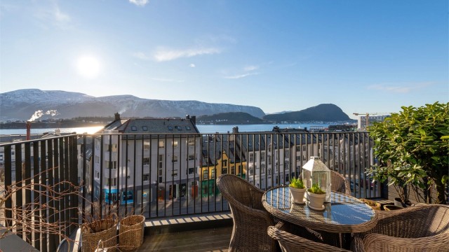 Terrasse på 11 m2 med nydelig utsikt mot fjord og fjell, samt byutsikt