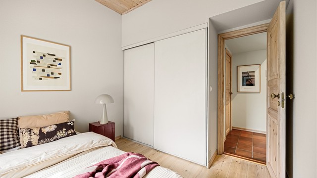 Soverommet har praktisk skyvedørsgarderobe som gir gode oppbevaringsmuligheter.
