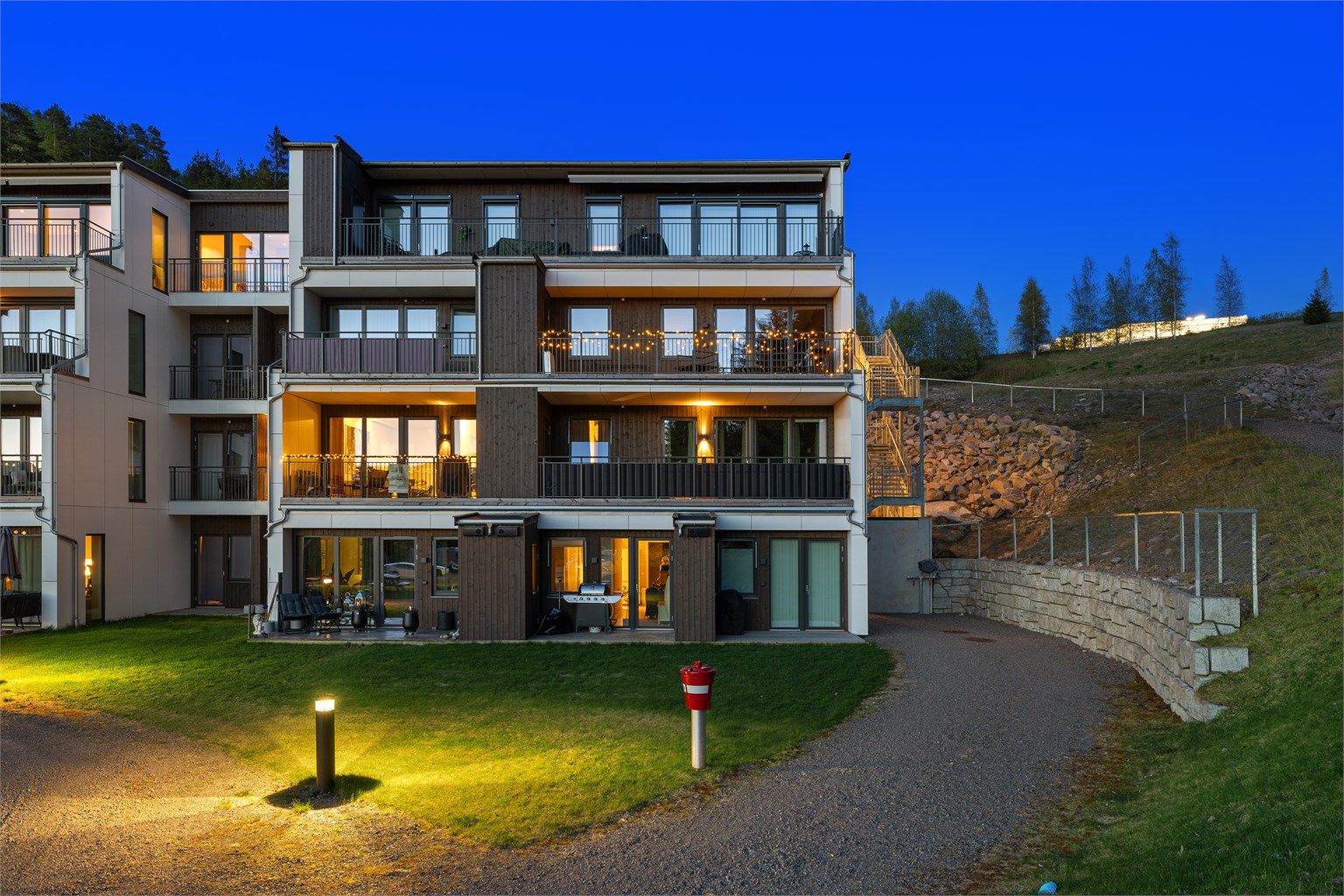 Leiligheten ligger i et veletablert og familievennlig område på Hagan, omkranset av grøntområder.