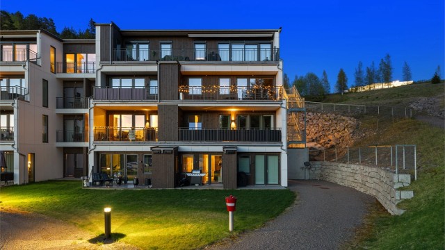 Leiligheten ligger i et veletablert og familievennlig område på Hagan, omkranset av grøntområder.