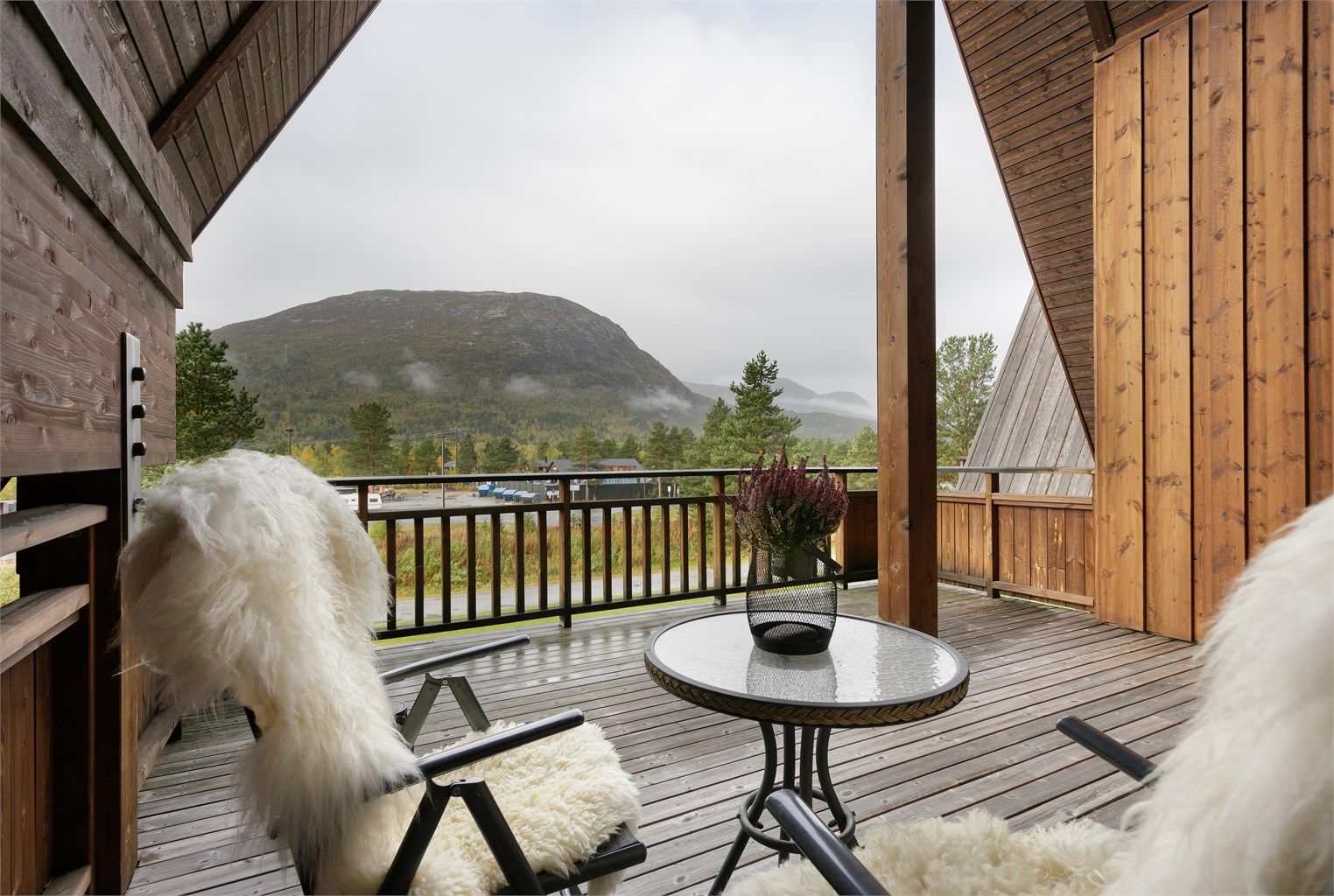 Stor overbygd terrasse med utgang fra stue 