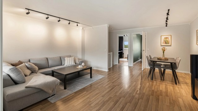 Fra stuen er det adkomst til begge soverommene i etasjen samt trapp ned til underetasjen.
Foto: Fotograf Magik