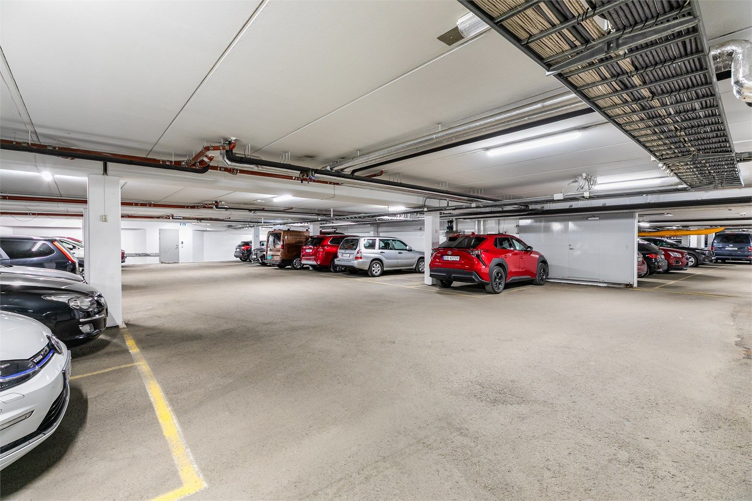 Leiligheten har vedtektsfestet medfølgende parkeringsplass i felles garasjeanlegg. Lader til EL-bil ble montert i 2025.