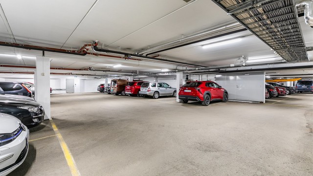 Leiligheten har vedtektsfestet medfølgende parkeringsplass i felles garasjeanlegg. Lader til EL-bil ble montert i 2025.